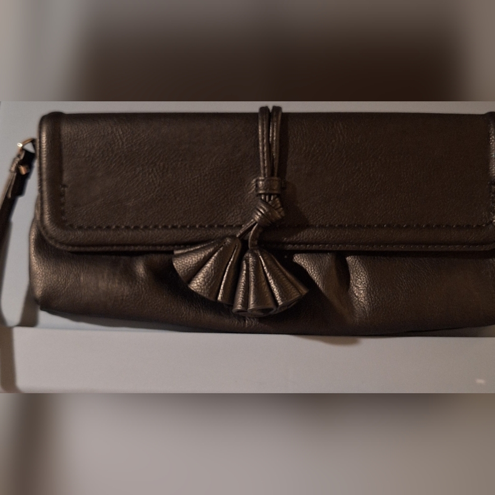Lovely Simply Vera Wang wristlet Purse. Black with Small gold Accents.